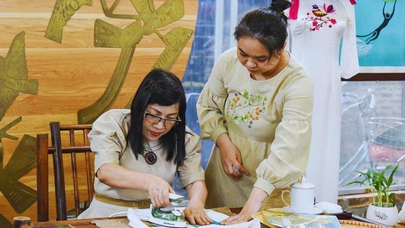 Trang trí áo phông với vải vụn (1)
